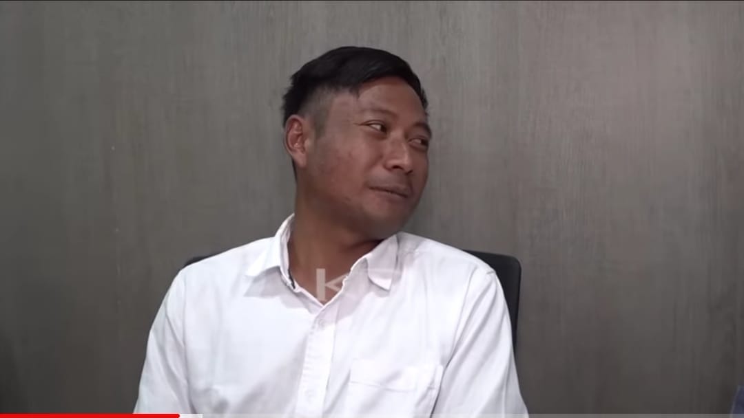 Dede, saksi kunci dalam kasus pembunuhan Vina dan Eky Cirebon, menyatakan kesiapannya untuk mendekam di penjara jika itu berarti kebebasan bagi tujuh orang yang dihukum karena kesaksiannya. (Tangkap layar youtube Dedi Mulyadi)