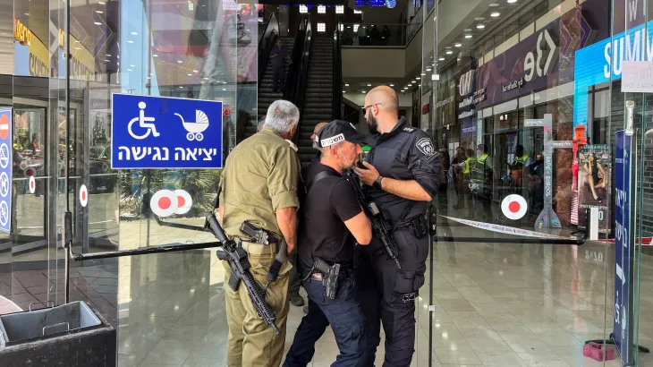 Serangan di Mal Hutzot Karmiel: Seorang Tentara Israel Tewas, Pelaku Diduga Warga Palestina