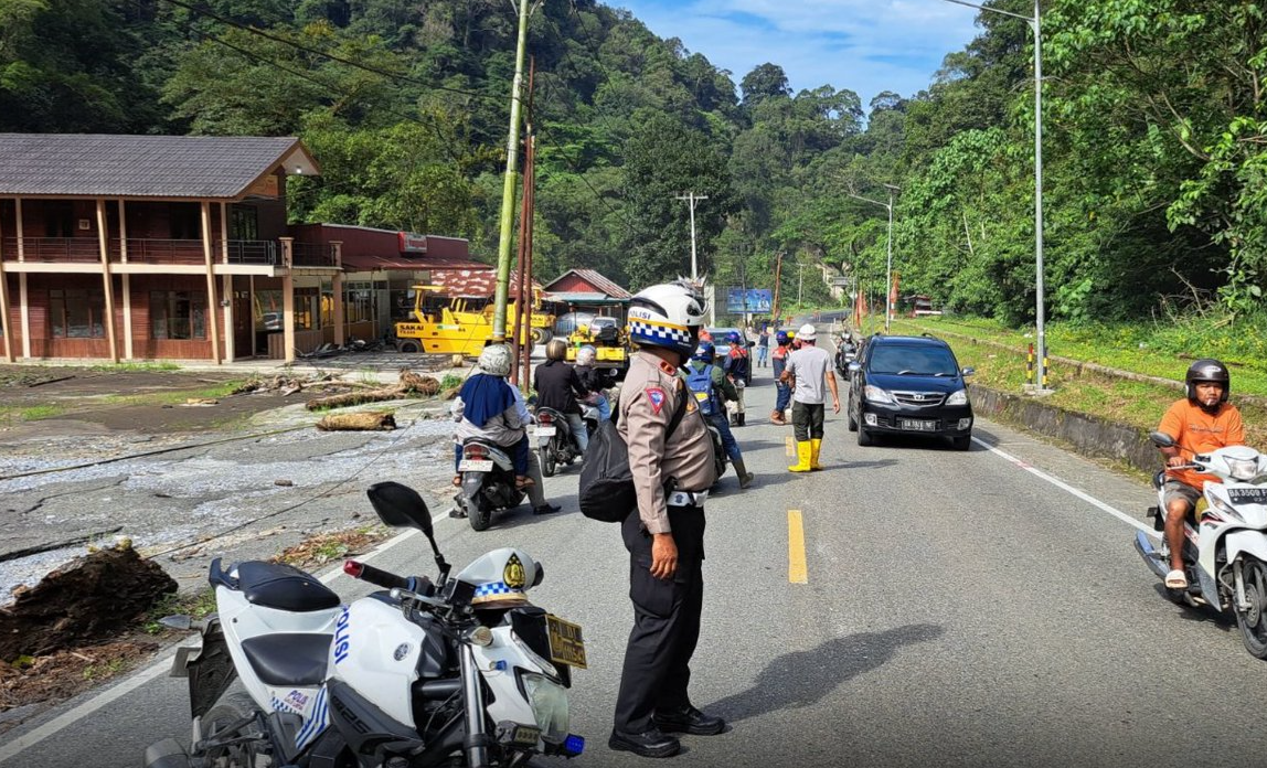 Akses Jalan Padang-Pekanbaru Kembali Dibuka dengan Pembatasan