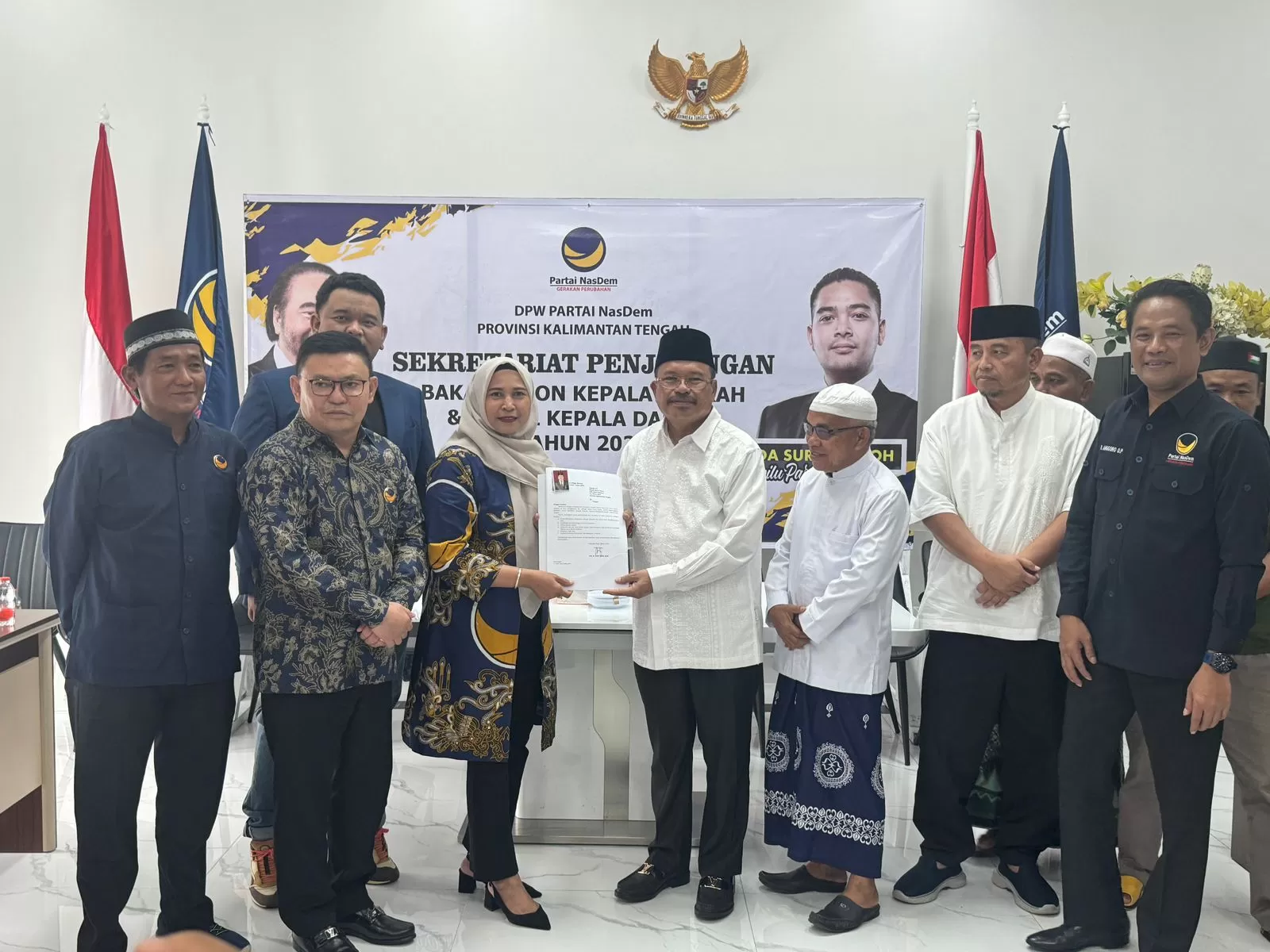Sekda Kalteng Nuryakin bersama rombongan menyerahkan berkas pendaftaran kepada Sekretaris DPW Partai NasDem Kalteng Hj Mukarramah. (Dok.Istimewa)