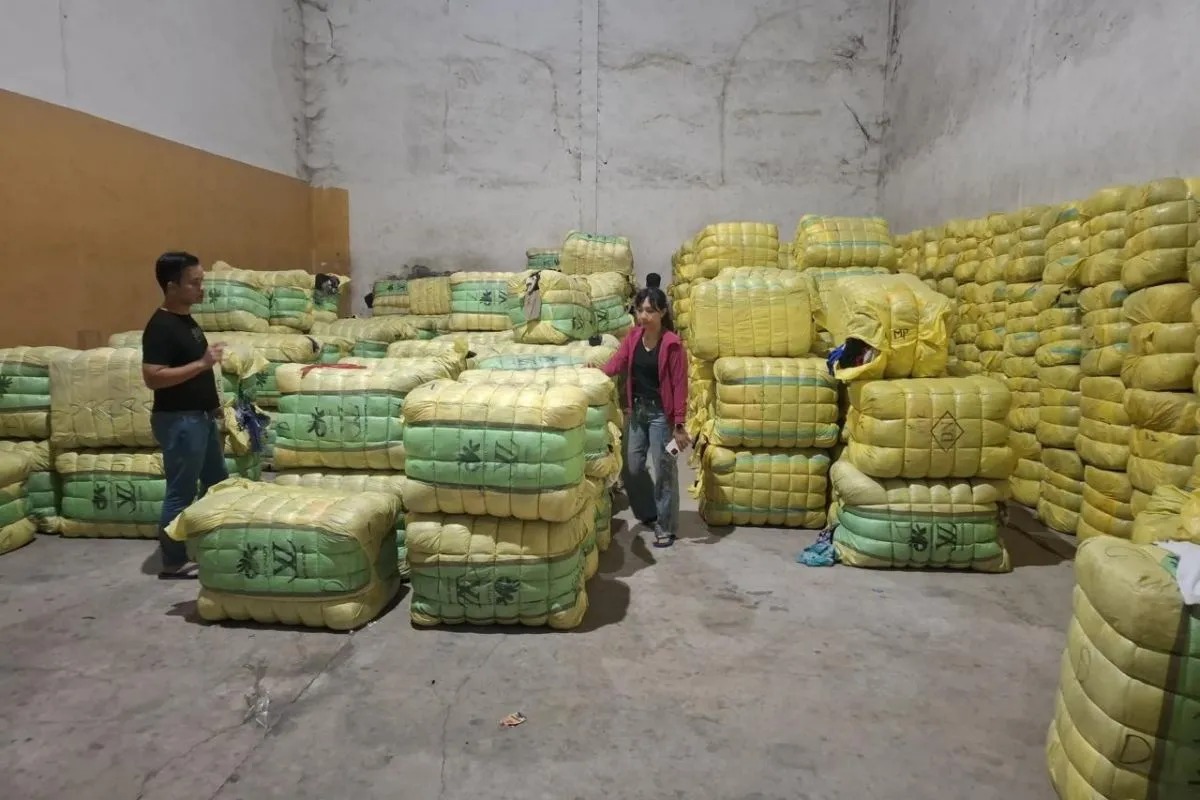Bareskrim Temukan 3.332 Bal Pakaian Impor Ilegal di Pergudangan dan Tol Jakarta-Cikampek