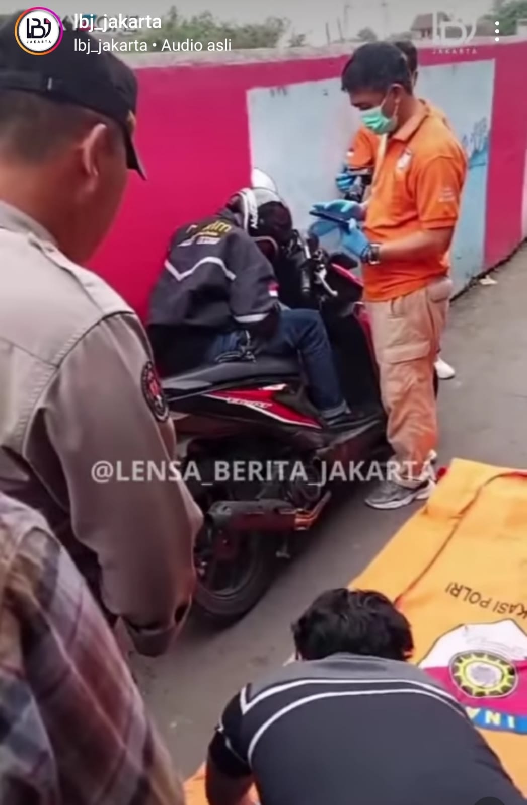 Heboh Tim Inafis Polres Tasikmalaya Investigasi Pemuda Ojol Dikira Meninggal di Gang Sempit. (Foto:Tangkap layar IG@LBJ)