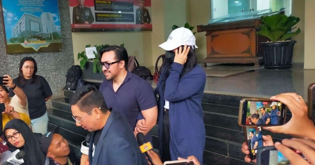 David Bayu dan Audrey Davis saat memberikan keterangan di Subdit Siber Ditreskrimsus Polda Metro Jaya, Rabu (7/8). (Foto: Dok.Istimewa)