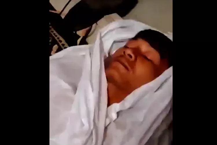 Saka Tatal menjalani ritual sumpah pocong di Padepokan Agung Amparan Jati,  Vs Iptu Rudiana, Siapa Berbohong?"