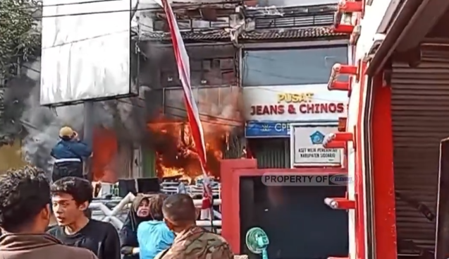 Pasar Krian Terbakar Hebat, Ratusan Kios Pedagang Ludes