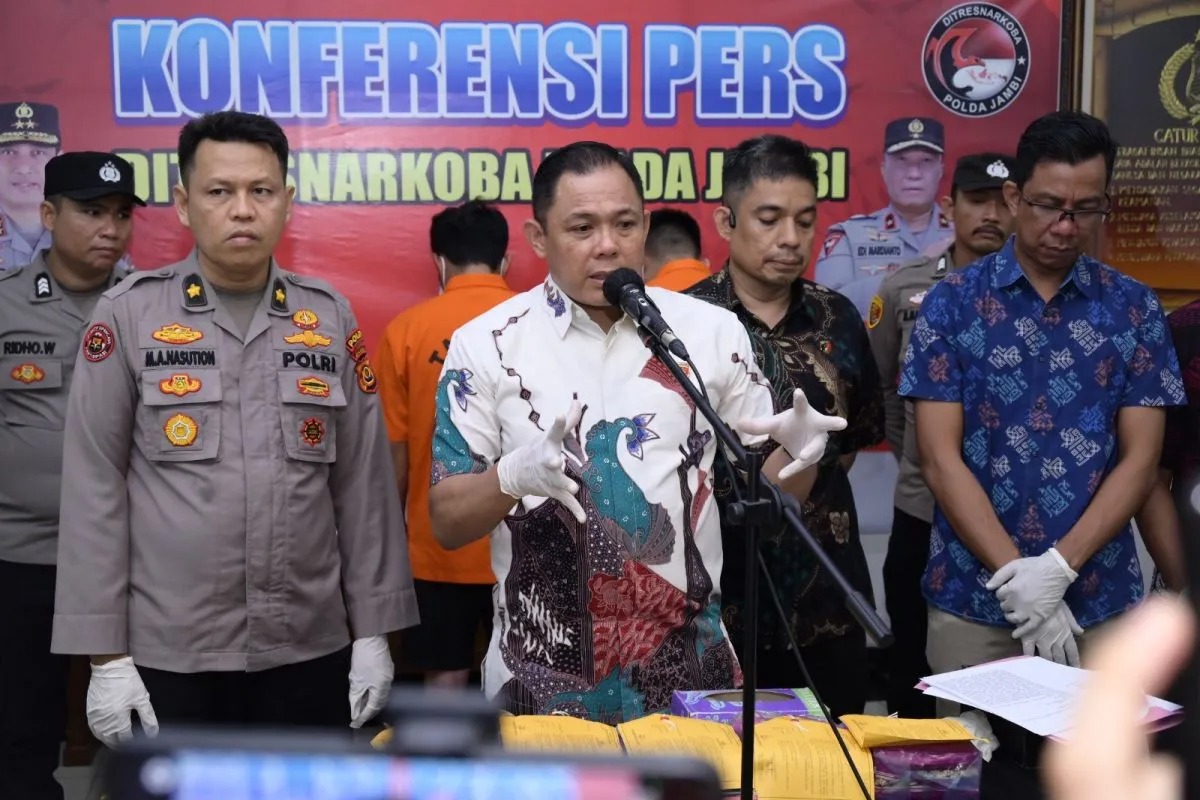 Direktur Resnarkoba Polda Jambi AKBP Ernesto Seiser di Jambi saat pengungkapan kasus penyelundupan narkoba, Jumat (16/8/2024). (Polda Jambi)