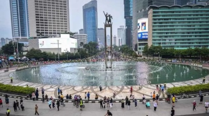 Seorang Laki-laki Ceburkan Diri ke Kolam Bundaran HI, Bawa Balon dan Spanduk