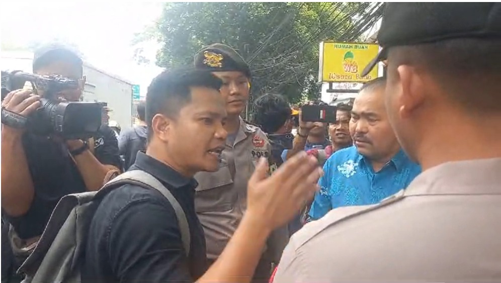 Ngotot Bela Ike Farida, Kamaruddin Simanjuntak Nyaris Hajar Demonstran di PN Jakarta Selatan