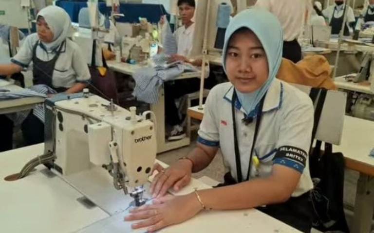 Pita hitam sebagai simbol kebangkitan digunakan oleh ribuan karyawan Sritex. (foto X)