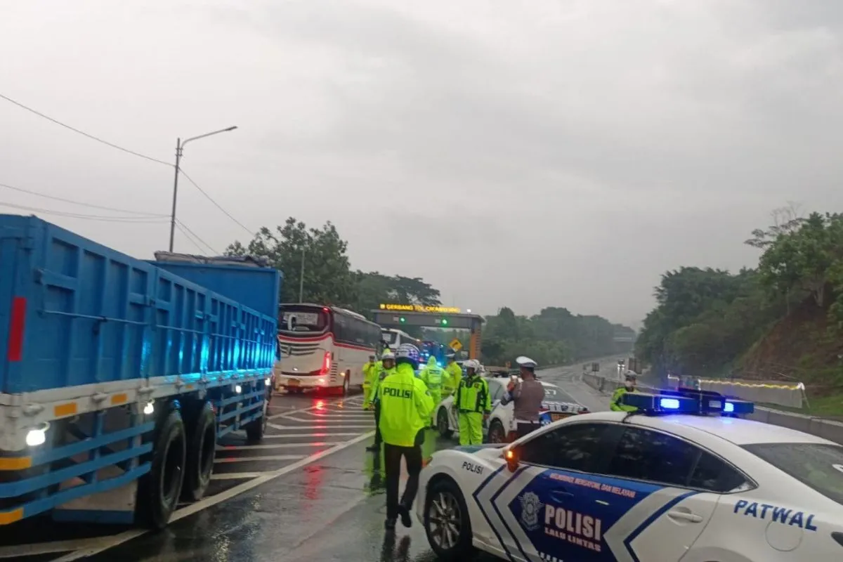 Polisi Lanjutkan Olah TKP di Tol Cipularang, Lalu Lintas Dialihkan untuk Sementara