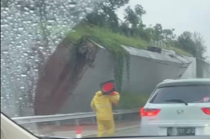 Tembok Tol Cinere-Serpong Jebol Masih Diperbaiki Minggu Siang, Arus Lalu Lintas Sepi