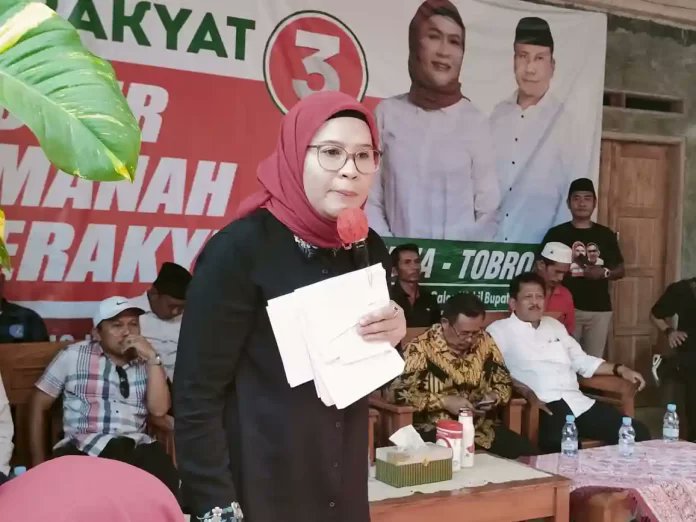 Cabup Indramayu Nina Agustina Cekcok dengan Warga, Karena Angkat 2 Jari