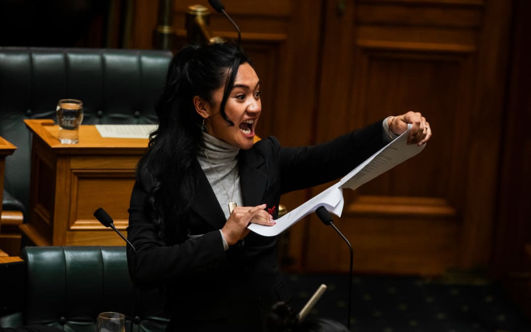 Tarian Haka Hana Rawhiti Maipi Clarke di Parlemen Selandia Baru