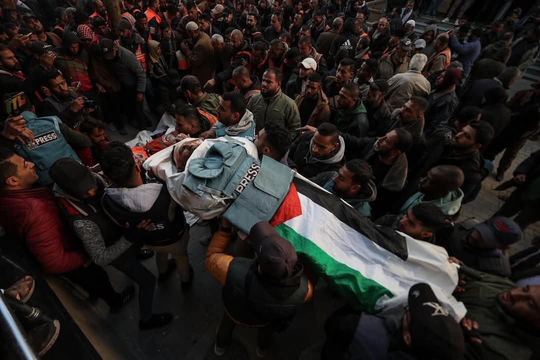 Pemakaman jurnalis Ahmed Al-Louh, yang tewas kemarin akibat serangan udara oleh pasukan pendudukan di kamp pengungsi Al-Nuseirat di Jalur Gaza tengah. (X/@khanhalima18)