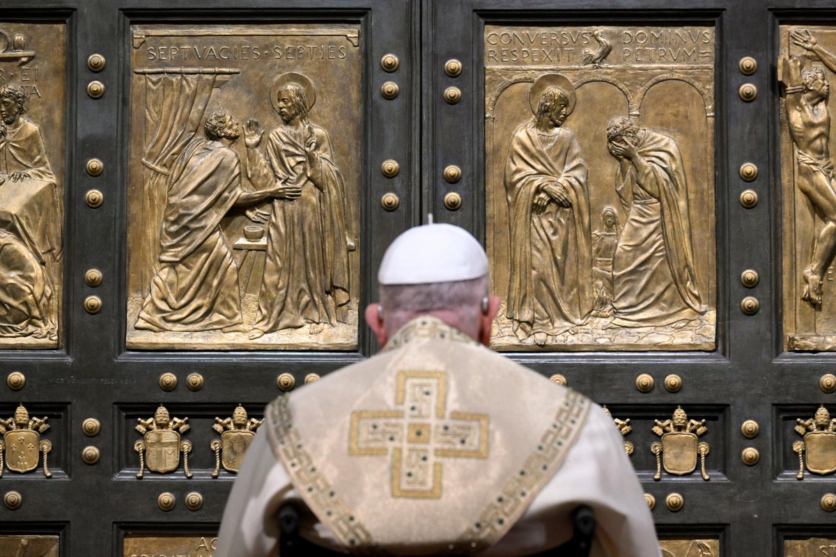 Paus Fransiskus secara simbolis membuka &quot;Pintu Suci&quot; di Basilika Santo Petrus, pada awal misa. (X/@Pontifex)