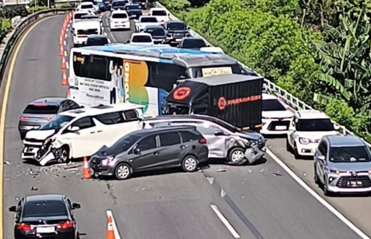 Pengemudi Biang Kerok Tabrakan Beruntun di Tol Dalam Kota Libatkan 6 Kendaraan Kabur, Diburu Polisi