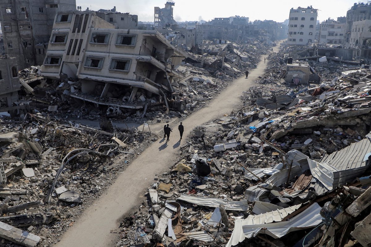 Otoritas kesehatan Palestina memperkirakan puluhan ribu jasad terkubur di bangunan yang hancur. (Foto X/@MiMMe5)