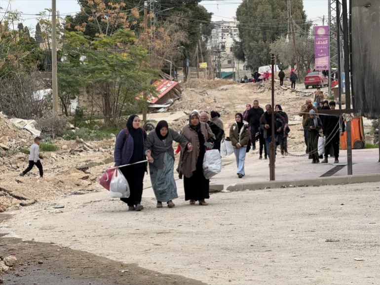Warga Palestina meninggalkan Jenin dengan berjalan kaki ketika buldoser Israel menghancurkan jalan-jalan. (foto X/@palinfoen)
