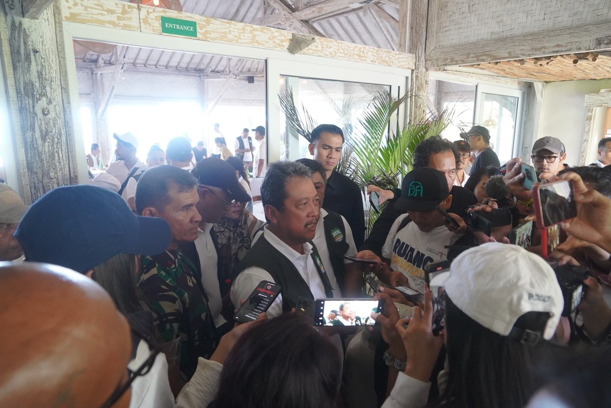 Menteri Kelautan dan Perikanan (KKP), Sakti Wahyu Trenggono, meminta agar pagar laut misterius di pesisir Kabupaten Tangerang tidak dibongkar sebelum penyelidikan selesai. (Foto X/@saktitrenggono)