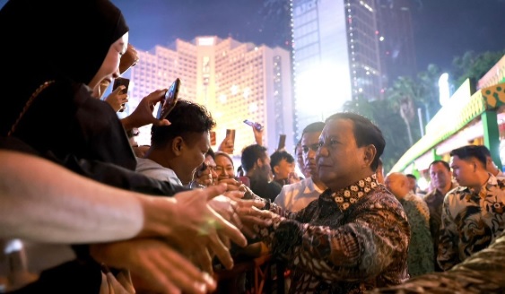 Sambangi Bundaran HI, Prabowo Ucapkan Selamat Tahun Baru 2025 ke Warga