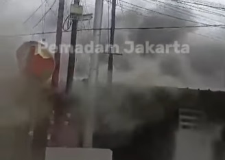Suasana kebakaran di Cempaka Putih, Jakpus, Rabu (1/1/2025). Foto: Instagram @humasjakfire