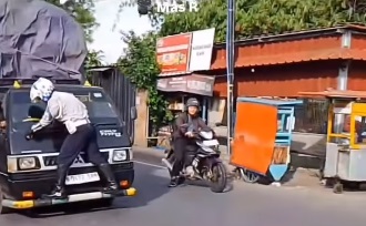 Petugas Dishub Depok Nemplok Bak Cicak di Kaca Pikap Gegara ODOL, Sopirnya Cuek Terus Melaju