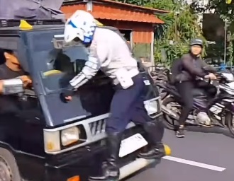 Petugas Dishub Depok Nemplok di Kaca Depan Mobil Pikap Dipastikan Selamat Terseret 500 Meter