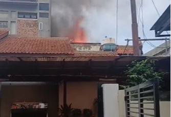 Rumah di Tanah Kusir Jaksel Terbakar, 65 Personel Damkar Diterjunkan Temui Kendala