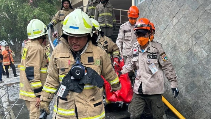 Evakuasi korban tewas kebakaran Glodok Plaza, Jakbar. Foto: Istimewa