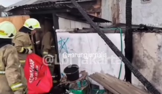 Rumah 2 Lantai di Cakung Jaktim Kebakaran Diduga Akibat Korsleting Listrik, 1 Tewas