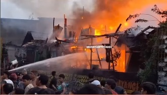 Permukiman Padat Penduduk di Sawah Besar Jakpus Kebakaran, 42 Personel Damkar Dikerahkan