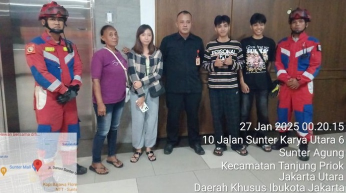 Damkar Sudin Gulkarmat Jakut evakuasi 4 warga terjebak di tangga darurat. Foto: Instagram @damkartanjungpriok
