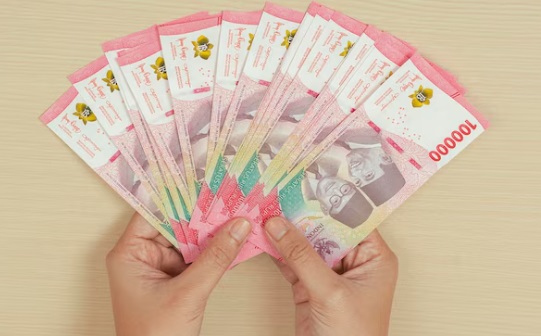 Ilustasi uang THR. Foto: Freepik