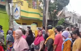 Emak-emak antre beli tabung gas 3 kg di Sawah Besar, Jakpus. Foto: Instagram @info_sawahbesar