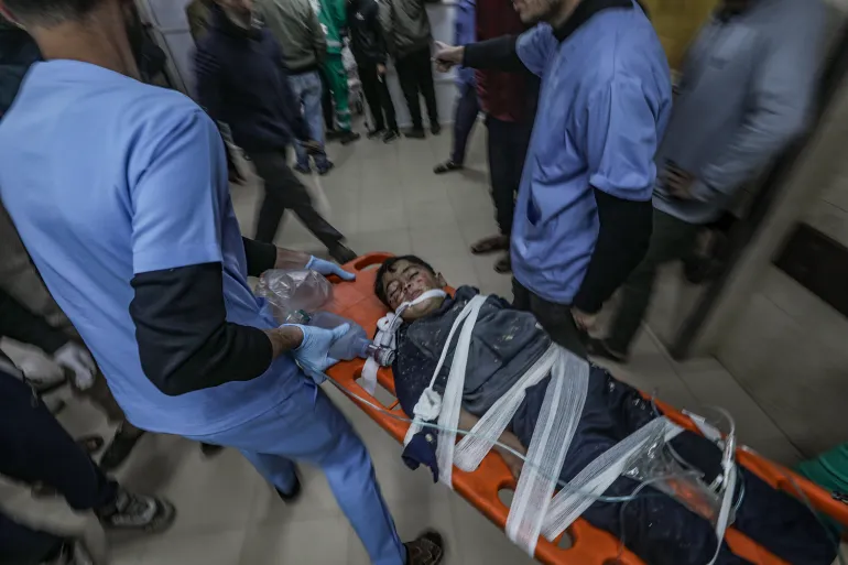 Anak korban serangan Israel tiba di rumah sakit Al Aqsa setelah serangan udara Israel di Deir el-Balah, Jalur Gaza tengah. (X/@DaysOf_Pal)