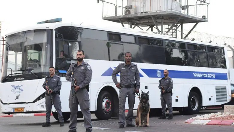 Layanan Penjara Israel telah memulai pemindahan tahanan Palestina yang merupakan bagian dari kesepakatan gencatan senjata.(foto X/@YisraelOfficial)