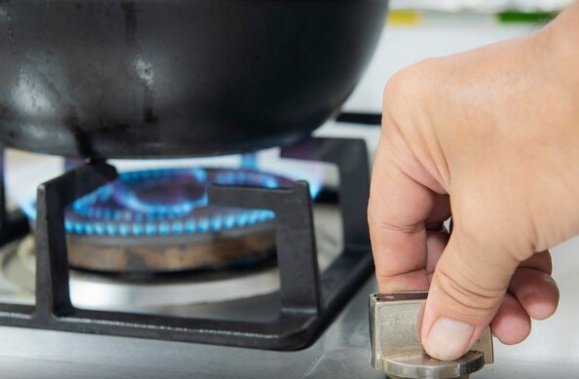 Ilustrasi memasak menggunakan gas. Foto: Freepik