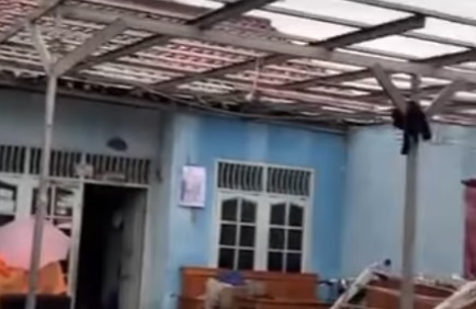 Kondisi rumah warga terkena angin puting beliung di Bekasi, Kamis (6/2/2025). Foto: Instagram @bekasi.terkini
