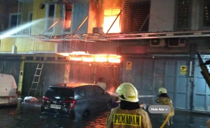 Rumah di Cengkareng, Jakbar, kebakaran, Sabtu (8/2/2025). Foto: Instagram @humasjakfire