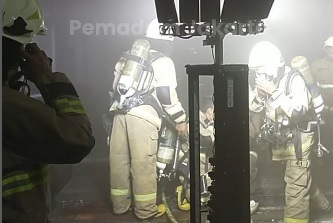 Petugas damkar berusaha memadamkan api di gedung ATR/BPN Jaksel, Minggu (9/2/2025). Foto: Instagram @humasjakfire
