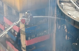 Suasana pemadaman kebakaran Glodok Plaza, Kamis (16/1/2025). Foto: Instagram @humasjakfire