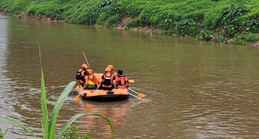 2 Bocah Diduga Tenggelam di Kali Bekasi Jabar, Sendal Korban Ditemukan di Bantaran