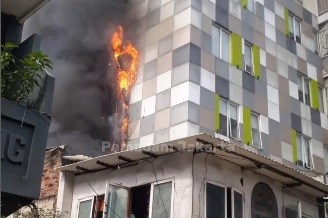 Hotel di Glodok Jakbar Kebakaran, 115 Personel Damkar Diterjunkan, Api Diduga dari Rumah