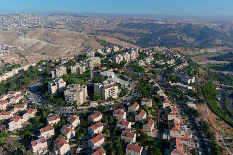 Pemerintah Israel telah mengajukan tender untuk membangun hampir 1.000 unit rumah pemukim tambahan di Tepi Barat yang diduduki. (foto X/  @MarioNawfal)