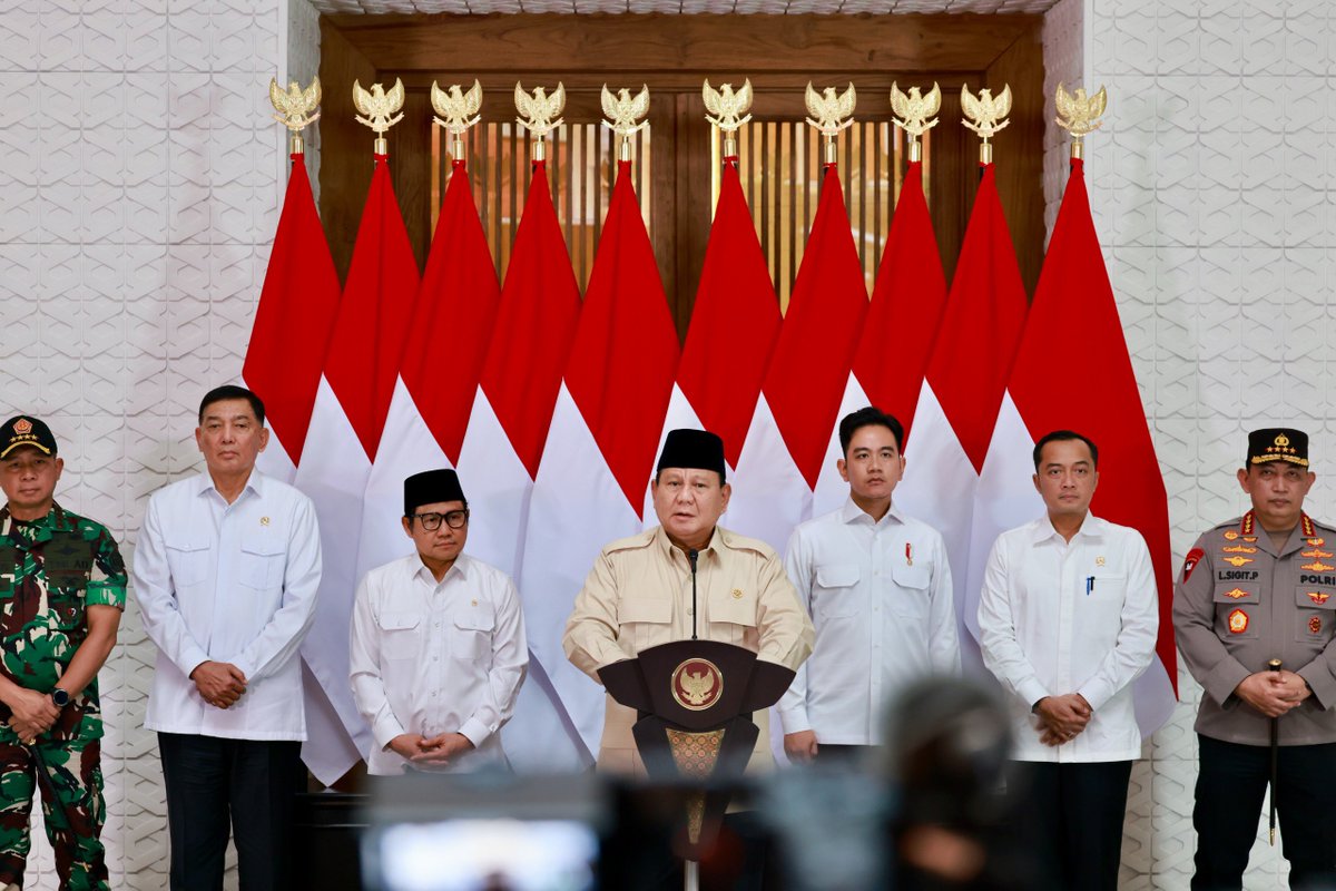  Presiden Prabowo Subianto mengisyaratkan reshuffle Kabinet Merah Putih setelah masa 100 hari kerja pemerintahannya. (foto X/@prabowo)