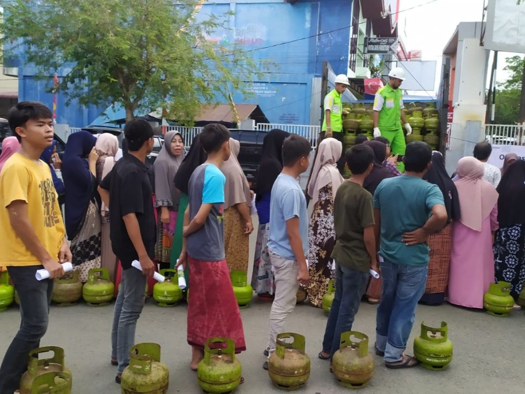 Antrian pembeli gas LPG 3 kg, kebijakan penjualan elpiji terbaru. (foto X/@txttransportasi)