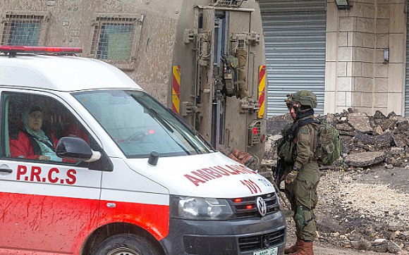 Tentara IDF mencegah kendaraan ambulans untuk mengevakuasi korban serangan Israel di Tepi Barat. (foto X/@AlonLeeGreen)
