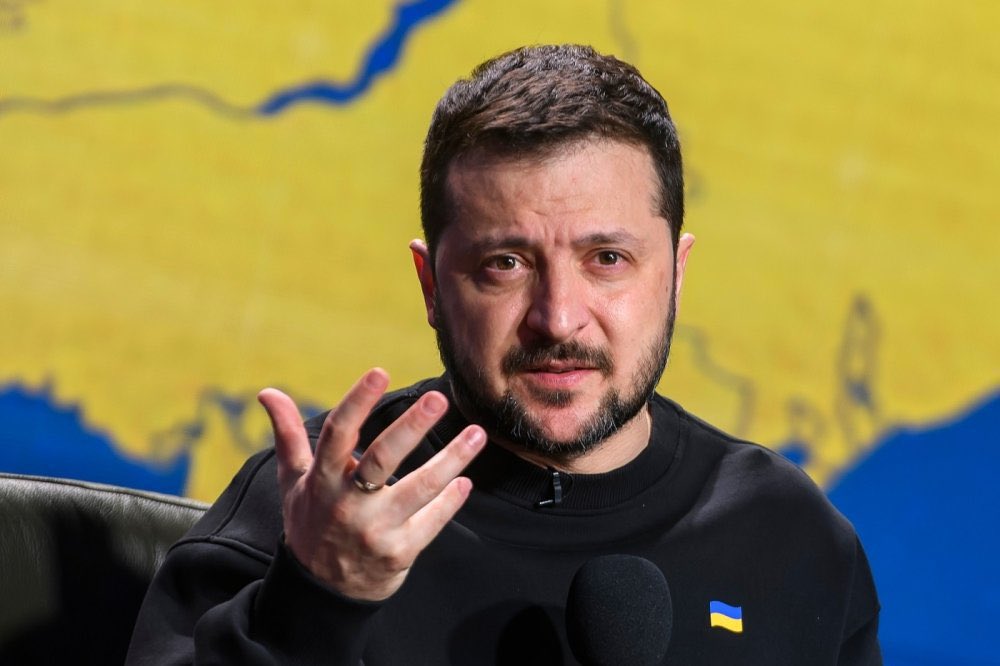  Presiden Ukraina Volodymyr Zelensky menegaskan bahwa negaranya tidak akan menyetujui kesepakatan damai apa pun yang disepakati oleh Amerika Serikat (AS) dan Rusia tanpa keterlibatan langsung Ukraina. (foto X/@BrazilBabel)