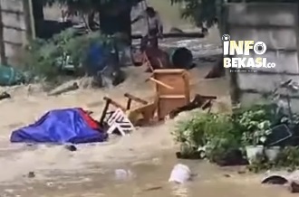 Tembok Grand Galaxy Bekasi jebol, air meluap ke Jalan Irigasi Pekayon. Foto: Instagram @infobekasi.coo