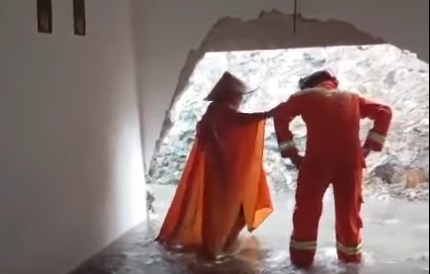 Tembok Rumah Warga di Depok Jebol Diterjang Banjir, Turap Longsor